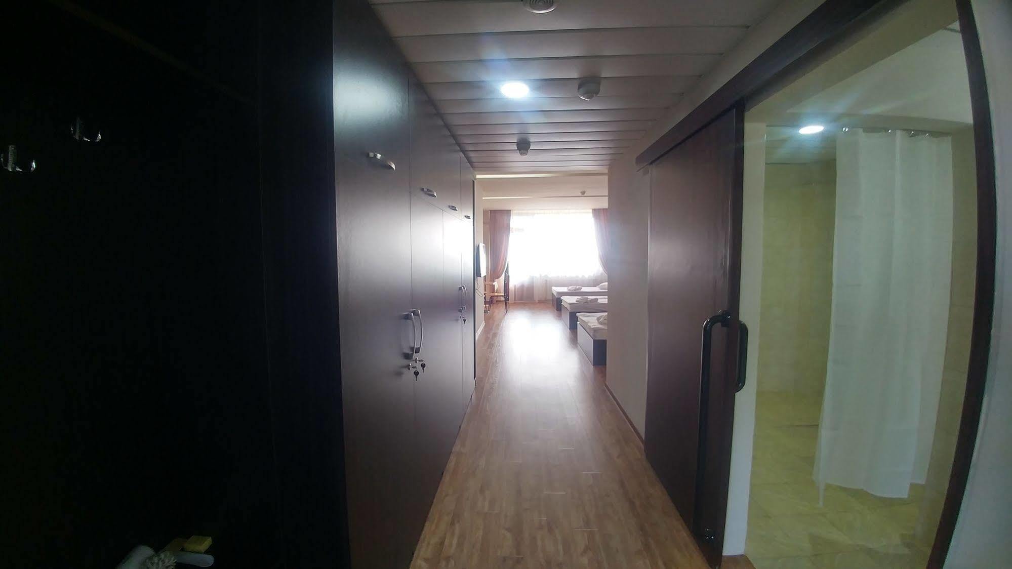 Cross Health Spa Center 耶烈万 外观 照片